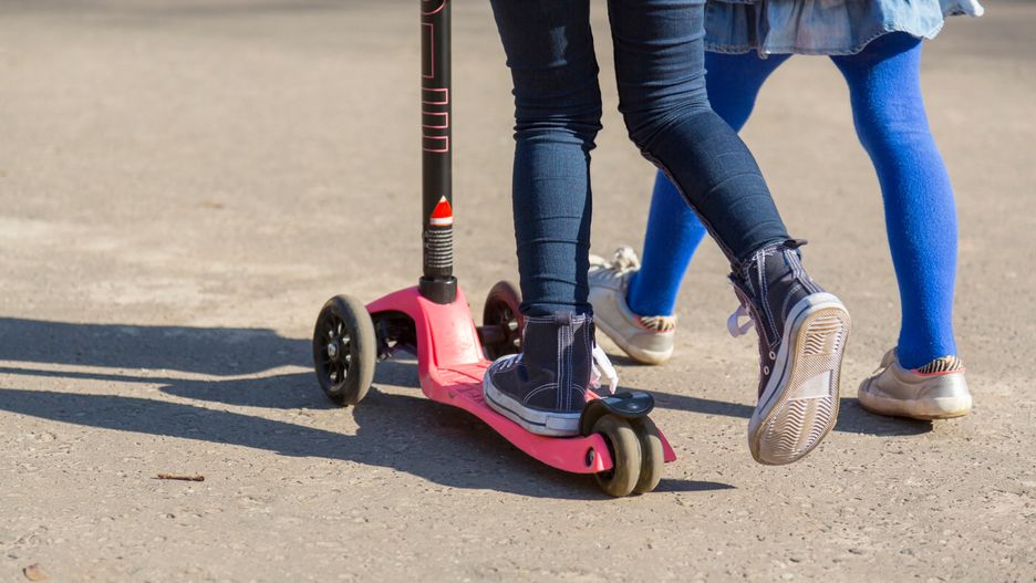 hulajnoga, dziecko, dzieci, dziewczynka, zabawa, ruch, sport, odpoczynek, styl życia, gra jazda, miejski, miasto, przedszkole, noga, stopa, trampki, plac zabaw, wiosna