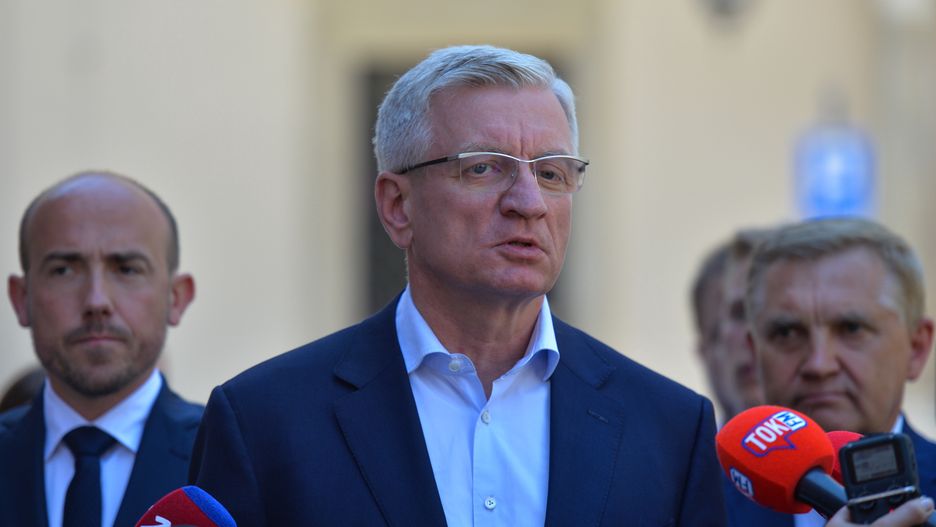 Rzeczniczka poznańskiego magistratu formę zwolnienia tłumaczyła brakiem kontaktu z polityk.