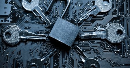 Apache na uprawnieniach roota? FireEye chciało zasłonić się prawnikami