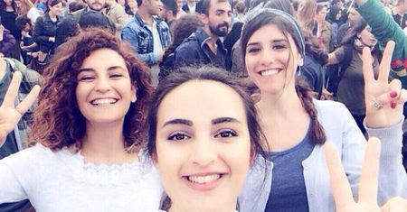 Dwie dziewczyny z tego zdjęcia ZABIŁA... 18-LETNIA TERRORYSTKA! "Zginęły wkrótce po zrobieniu tego selfie"