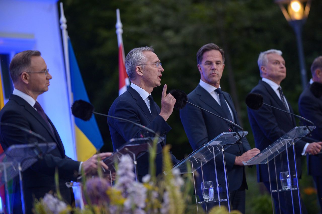 Jens Stoltenberg podczas konsultacji NATO w Hadze