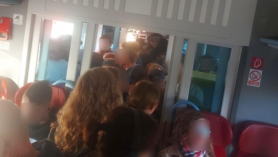 Tłumy w pociągu na trasie Poznań-Gniezno