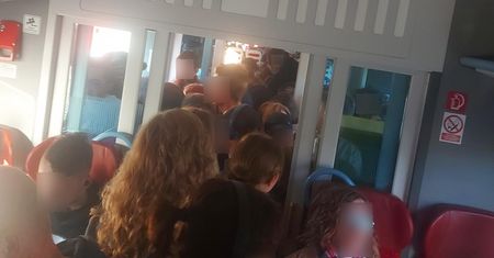 "Ścisk jak w PRL-u. To może się skończyć tragedią". Dramat w pociągach do Poznania