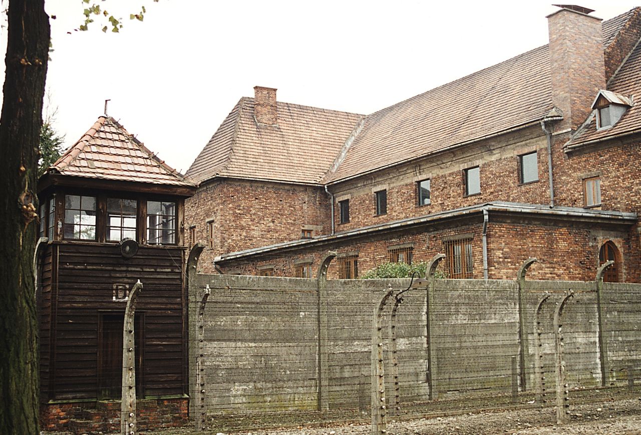 "Fałszywa narracja". Niemiecka książka o Holokauście oburzyła Polaków