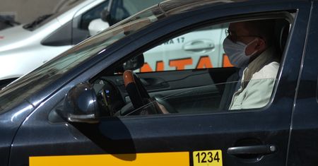 Co z maseczką w busie, taksówce, samolocie? Rzecznik policji rozwiewa wątpliwości