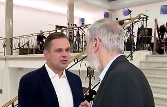 Poseł PO próbował wyrwać mikrofon z ręki Łukaszowi Sitkowi z „Minęła 20” (wideo)