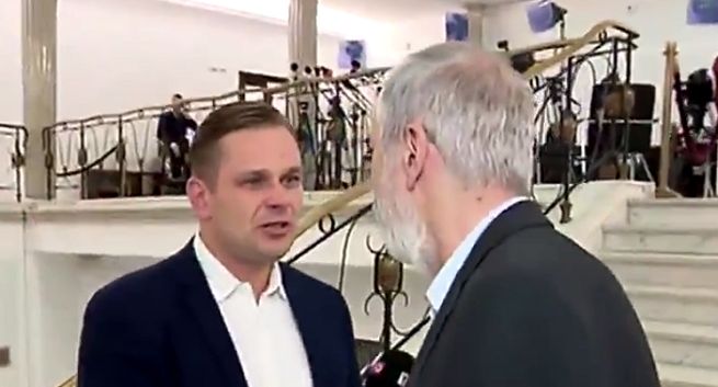 Poseł PO próbował wyrwać mikrofon z ręki Łukaszowi Sitkowi z „Minęła 20” (wideo)