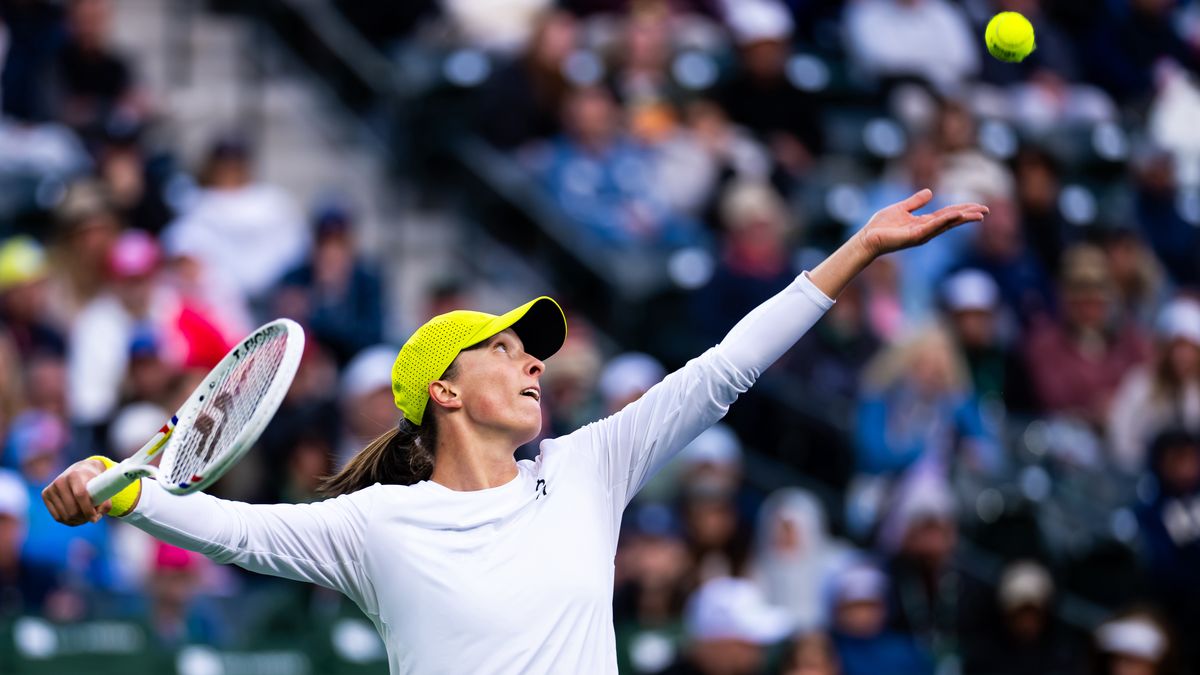 INDIAN WELLS, CALIFORNIA - MARCH 14: Iga Swiatek of Poland in action against Mirra Andreeva in the semi-final on Day 10 of the BNP Paribas Open at Indian Wells Tennis Garden on March 14, 2025 in Indian Wells, California (Photo by Robert Prange/Getty Images)