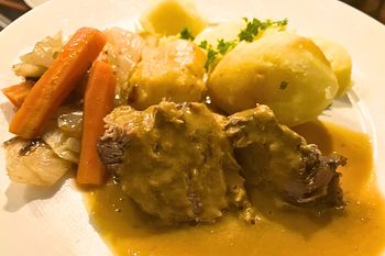 Zbieram z brytfanki i blenduję. W mig mam gotowy pyszny i gęsty sos do pieczeni