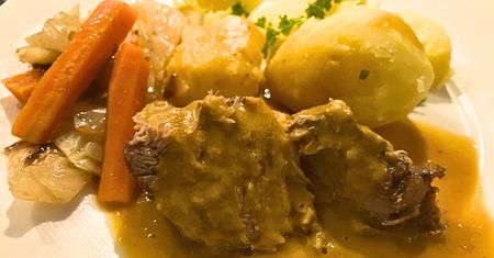 Zbieram z brytfanki i blenduję. W mig mam gotowy pyszny i gęsty sos do pieczeni