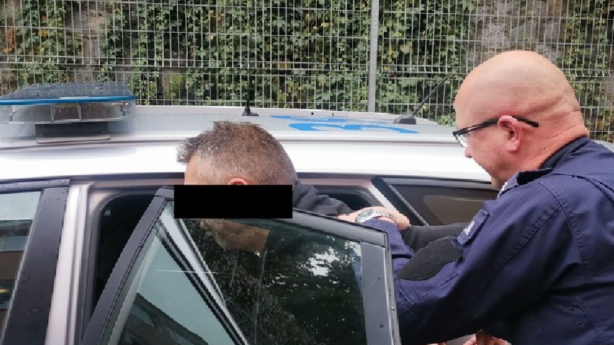 Zamknięcie w radiowozie pijanego kierowcy