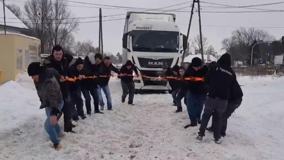 Kierowca ciężarówki nie był w stanie wyjechać z placu | nadesłane