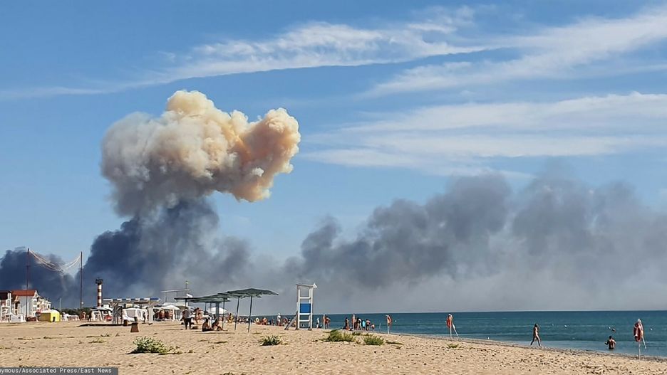 Eksplozje w bazie lotniczej na Krymie
Rising smoke can be seen from the beach at Saky after explosions were heard from the direction of a Russian military airbase near Novofedorivka, Crimea, Tuesday Aug. 9, 2022. The explosion of munitions caused a fire at a military air base in Russian-annexed Crimea Tuesday but no casualties or damage to stationed warplanes, Russia's Defense Ministry said. (UGC via AP)
Anonymous