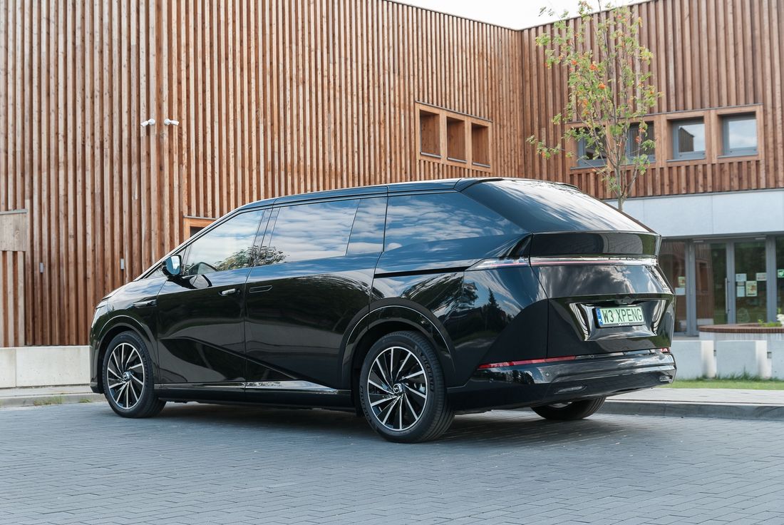 Test: Xpeng X9 - ładowanie w czasie tankowania