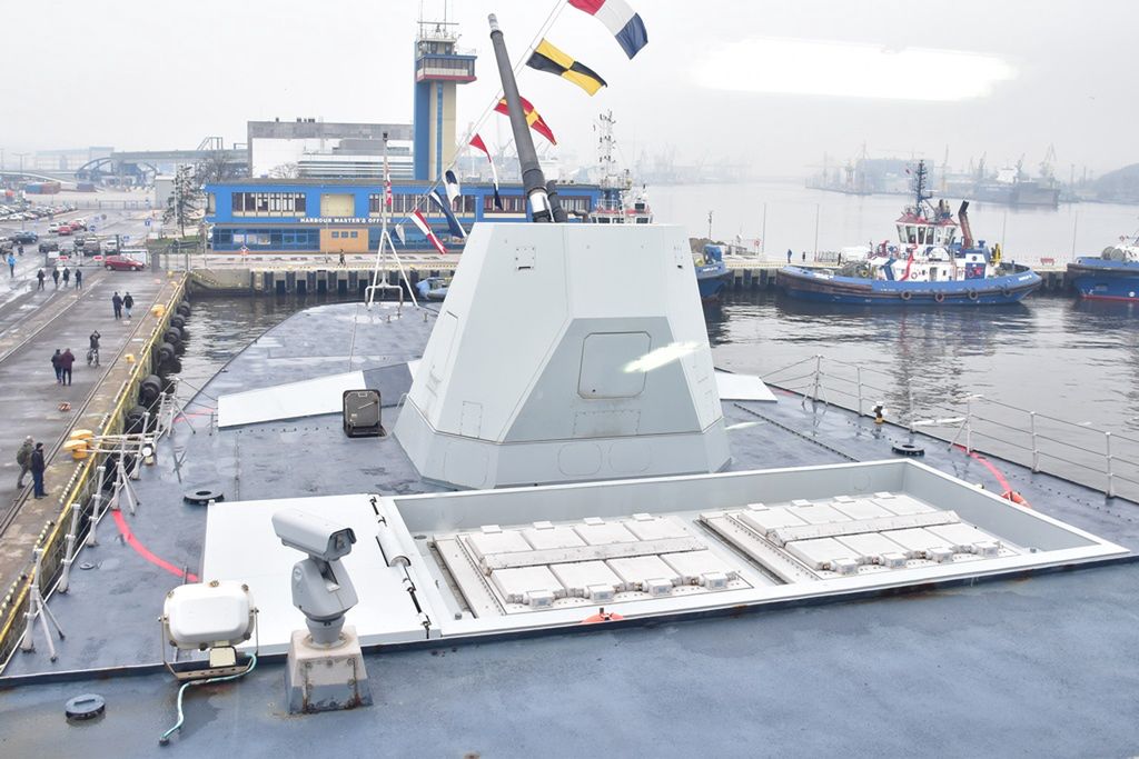 View of the forecastle deck. Visible is the Oto Melara 127/64LW cannon and the covers of 16 anti-aircraft missile launchers.