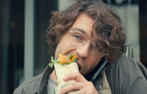 Zwijanie się promuje McWrapa w McDonald’s (wideo)