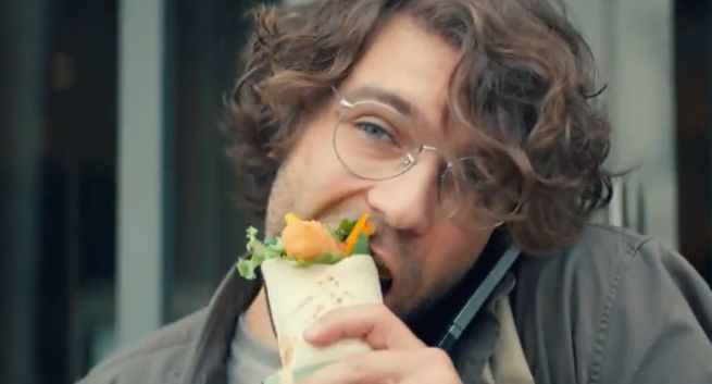 Zwijanie się promuje McWrapa w McDonald’s (wideo)