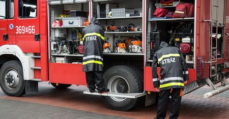 Śmiertelny wypadek na niestrzeżonym przejeździe. Szynobus zderzył się z koparkoładowarką