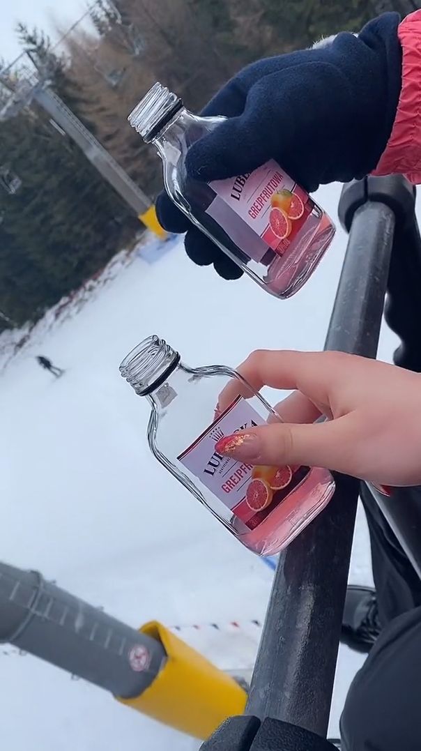 Tiktokerzy normalizują picie alkoholu na nartach