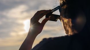 Częsty błąd podczas zaćmienia Słońca. Okulistka mówi o konsekwencjach