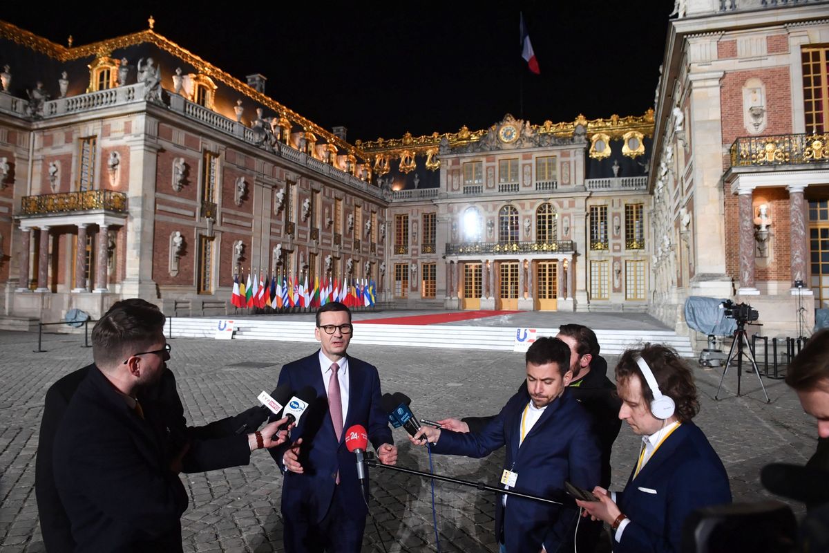 Premier Mateusz Morawiecki podczas konferencji prasowej przed Pałacem Wersalskim