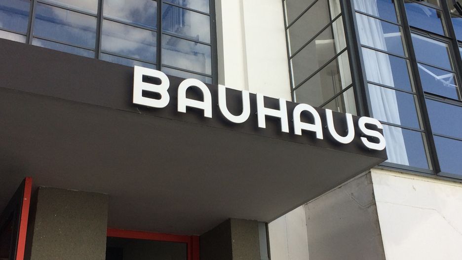 Wrocław. "Cały świat to Bauhaus". Kierunek sprzed 101 lat w Muzeum Architektury. Na zdjęciu wejście do budynku szkoły w Dessau