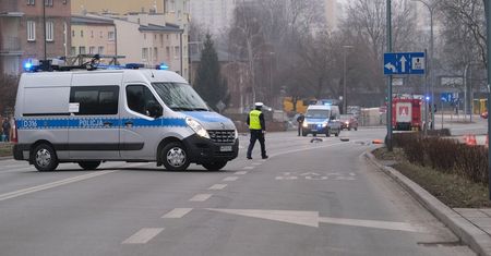 Ul. Poniatowskiego nadal nieprzejezdna po wypadku, okoliczne ulice zakorkowane. Na miejscu pracują policjanci