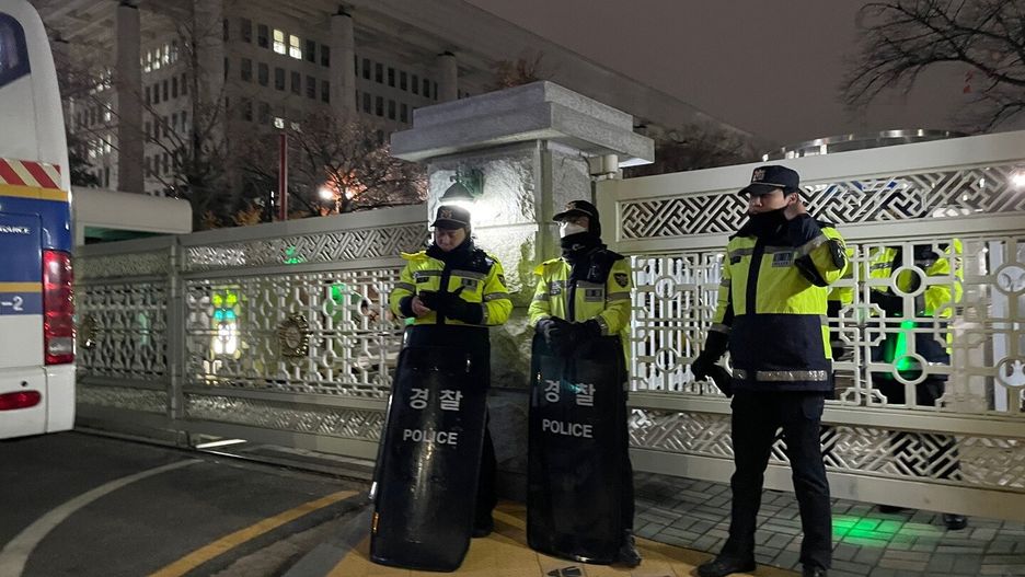 South Korea's president declares martial law
epa11754492 Police block the main gate of the National Assembly in Seoul right after South Korean President Yoon Suk Yeol declared martial law in Seoul, South Korea, 03 December 2024. South Korean President addressed the nation citing the need to root out pro-North Korean forces and uphold the constitutional order.  EPA/YONHAP SOUTH KOREA OUT 
Dostawca: PAP/EPA.
YONHAP
police, south korea, martial law