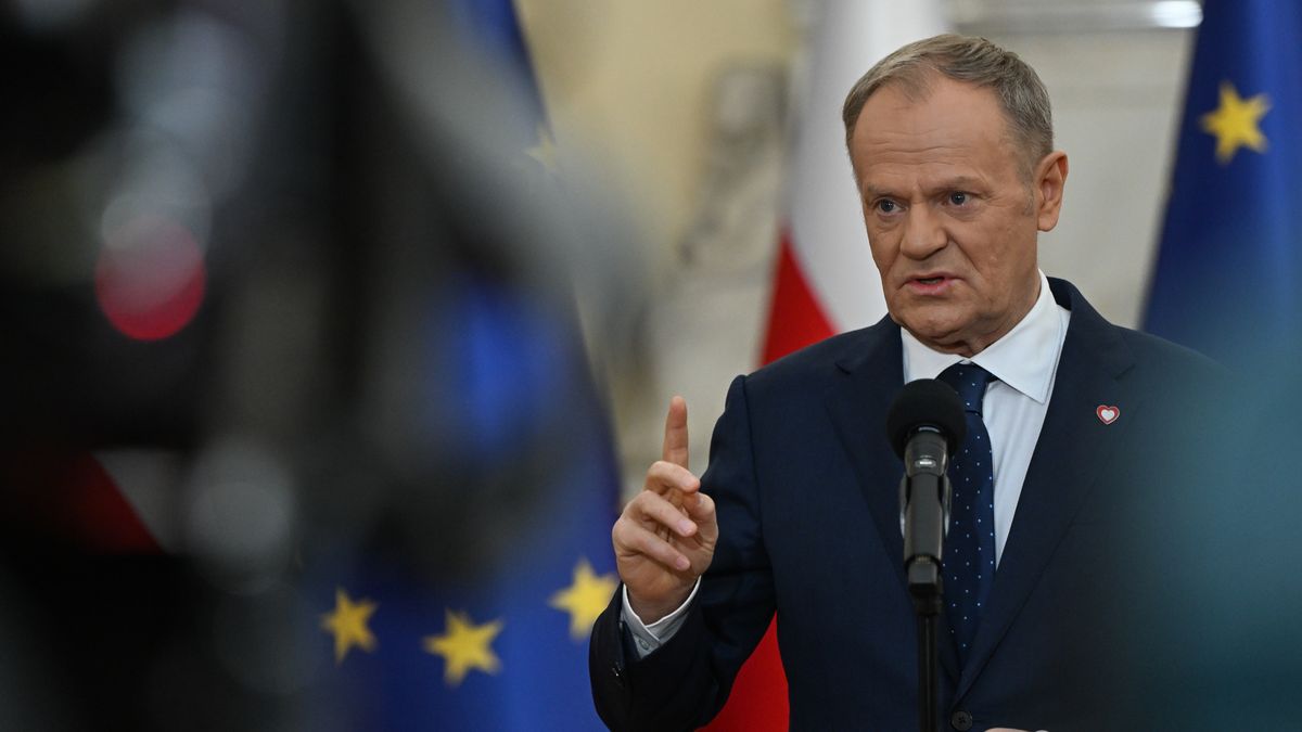 WARSAW, POLAND  JANUARY 9:Polish Prime Minister Donald Tusk addresses the media during a press conference at the Prime Minister's Office, in Warsaw, Poland, on January 9, 2026. (Photo by Artur Widak/NurPhoto via Getty Images)