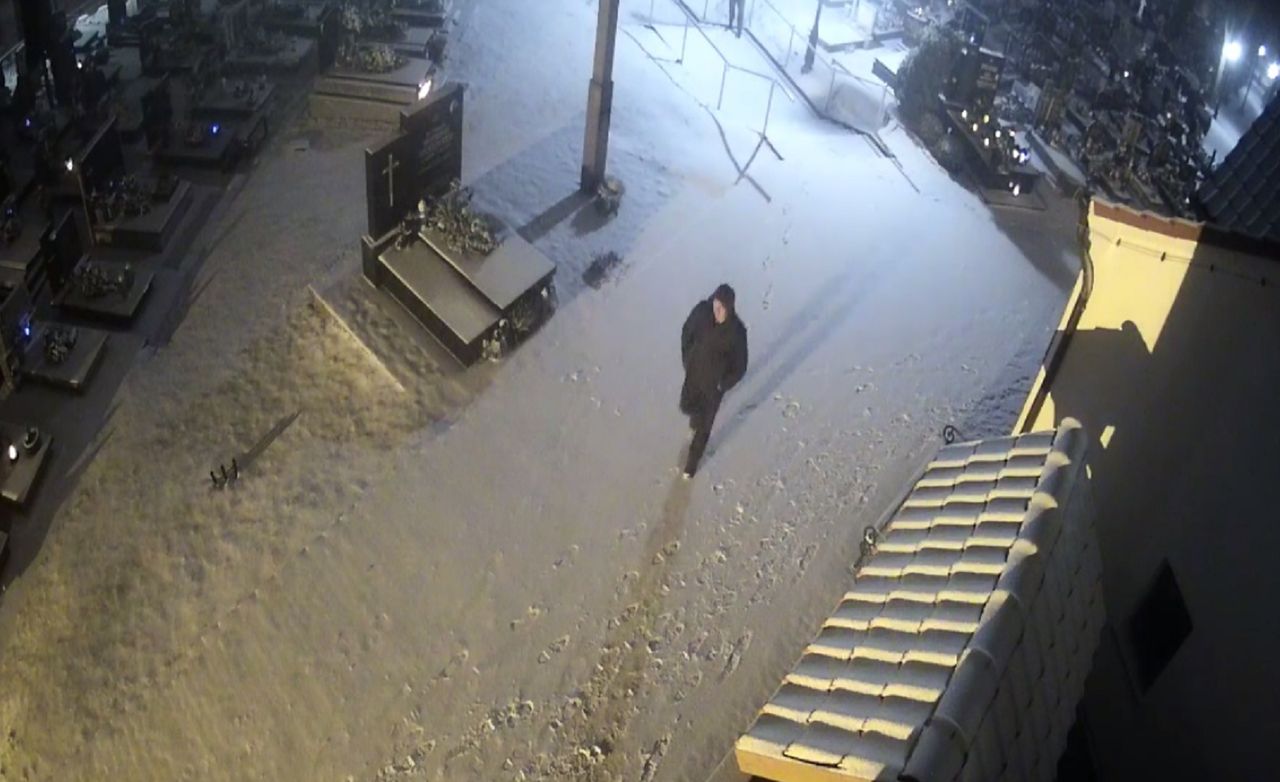 Policja w Kartuzach opublikowała zdjęcie włamywacza.