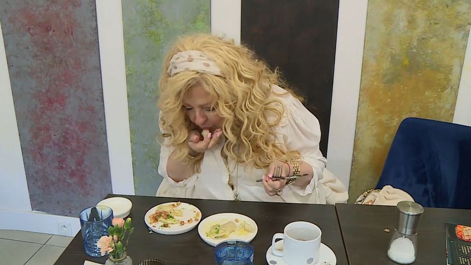 Magda Gessler podczas degustacji w "Kuchennych rewolucjach"