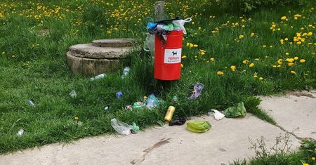 Lublin: Kosz na psie kupy przepełniony innymi śmieciami. „Nikt tego nie sprząta”