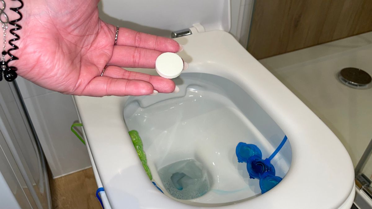 Wrzuć tabletkę do WC. Wyczyści ją bez twojego udziału