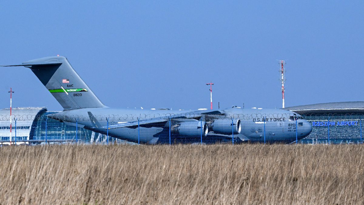 samolotJasionka, 26.03.2025. Samolot ameryka�skiej armii Boeing C-17 Globemaster III w porcie lotniczym w Jasionce, 26 bm. PAP/Darek DelmanowiczDarek Delmanowiczboeing, cargo, ilustracja, ilustracje, jasionce, jasionka, lotnictwo, lotnisko, odrzutowiec, polska, pomoc, ukraina, wojna