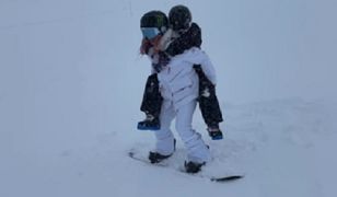Wzruszający gest. Mistrzyni olimpijska zwiozła narciarza "na barana"
