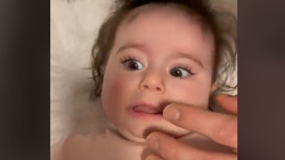 Goli dziecko na łyso