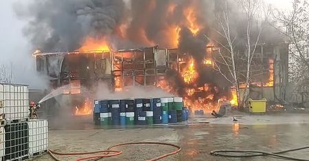 Ogromny pożar hali na Mazowszu. Ucierpiał strażak