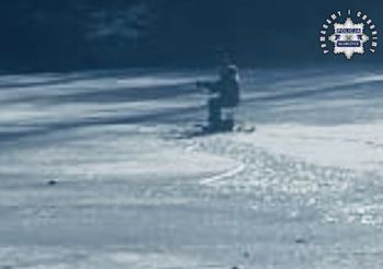 Sceny na zamarzniętym stawie. Na lód wszedł nastolatek