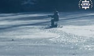 Sceny na zamarzniętym stawie. Na lód wszedł nastolatek