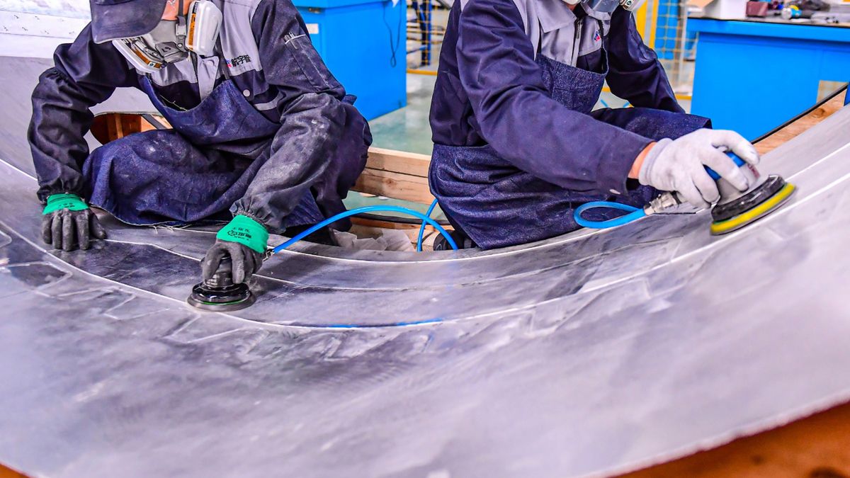 Firma z branży lotniczej wyjaśnia, czemu zwolni ponad 120 osób