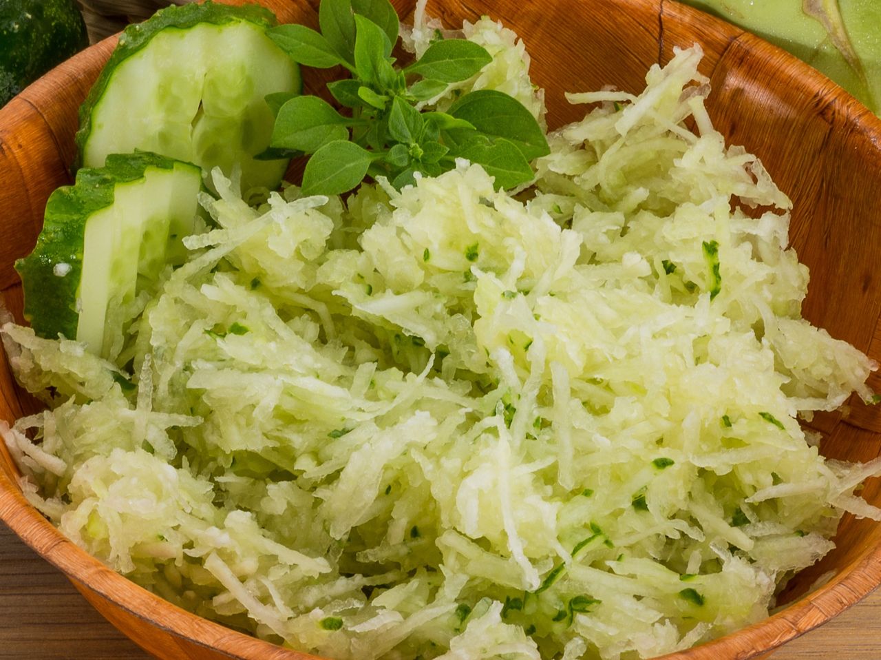 Wszyscy kupują młodą kapustę, ty wybierz Inne warzywo. Zrobisz surówkę, o którą każdy zapyta