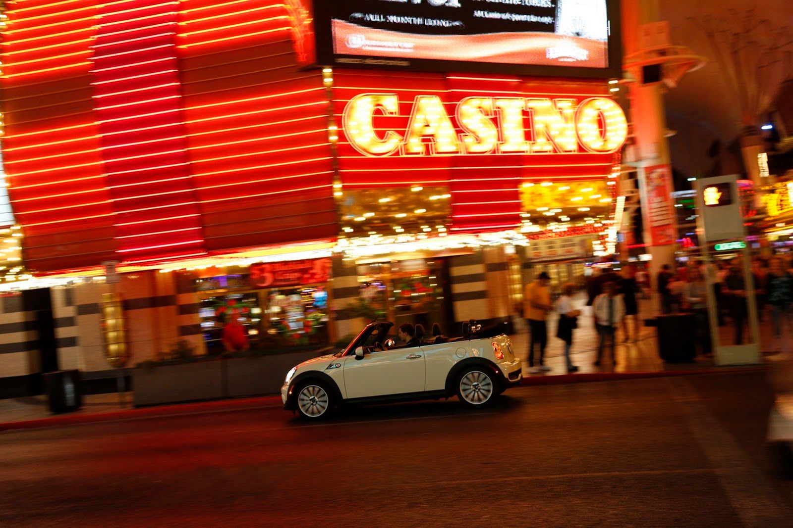 Galeria Mini jako celebracja sprzedaży półmilionowego egzemplarza w USA 183