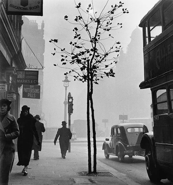 Mocne, czarno-białe fotografie uliczne z Londynu lat 30. i 40. 18