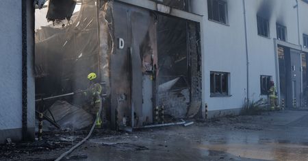 Dym było widać z daleka. Spłonęła hala z częściami do samolotów