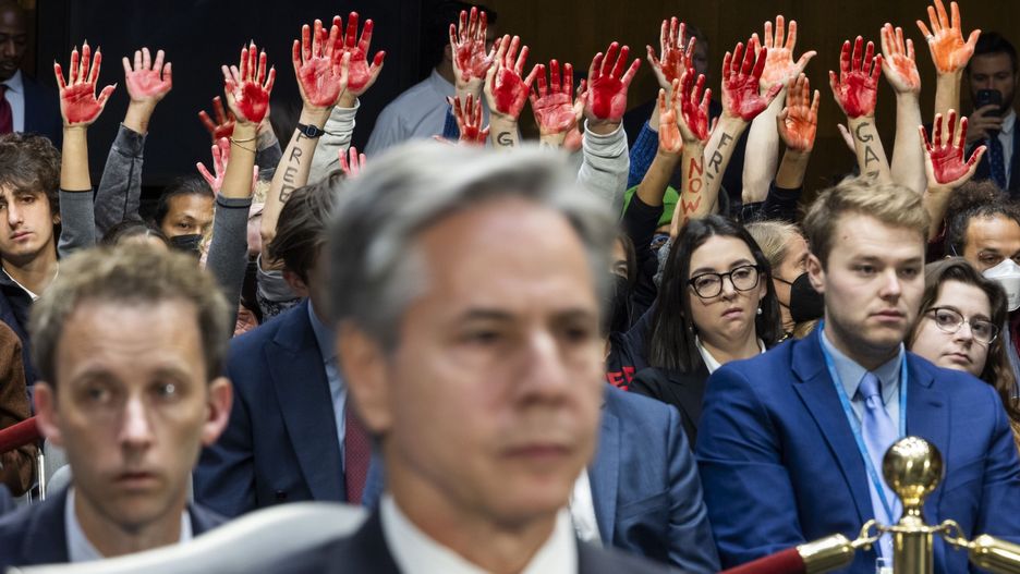 Senate Approproations Committee hearing on US administration's national security supplemental requests
epaselect epa10950847 Protesters calling for a cease fire in Gaza raise their arms as US Secretary of State Antony Blinken (C) and Secretary of Defense Lloyd Austin (not pictured) testify at a Senate Appropriations Committee hearing to review their national security supplemental requests in the Dirksen Senate Office Building in Washington, DC, USA, 31 October 2023.  EPA/JIM LO SCALZO 
Dostawca: PAP/EPA.
JIM LO SCALZO
epaselect