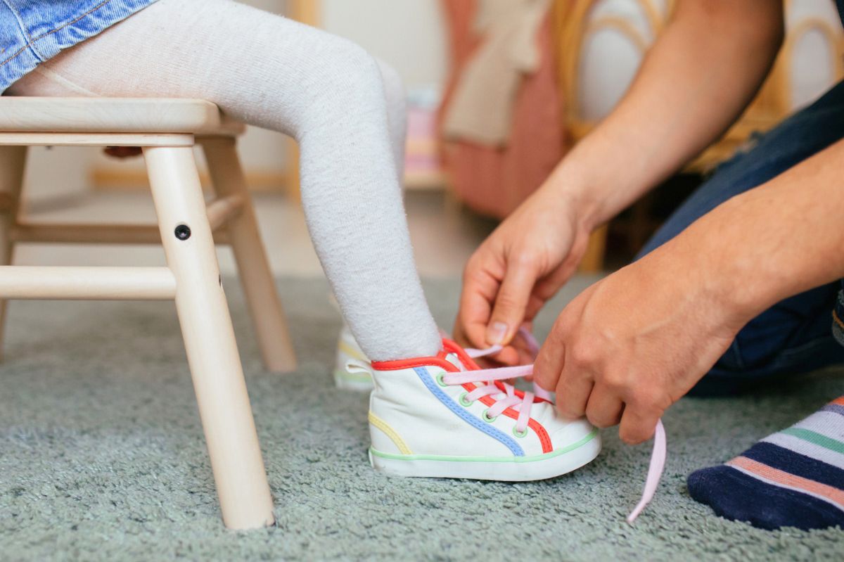 Mama pokazuje, jak rozciągnąć wiosenne buty. Awaryjny trik