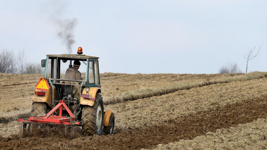 Stock MonkFot. Monkpress / East News.  Wrocanka, 19.03.2015.  Wiosenne prace rolnikow w polu.  N/Z rolnik na traktorze marki UrsusMonkpress