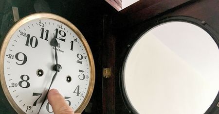 Zmiana czasu z zimowego na letni 2025. O której należy przestawić zegarki?