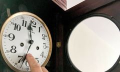 Zmiana czasu z zimowego na letni 2025. O której należy przestawić zegarki?