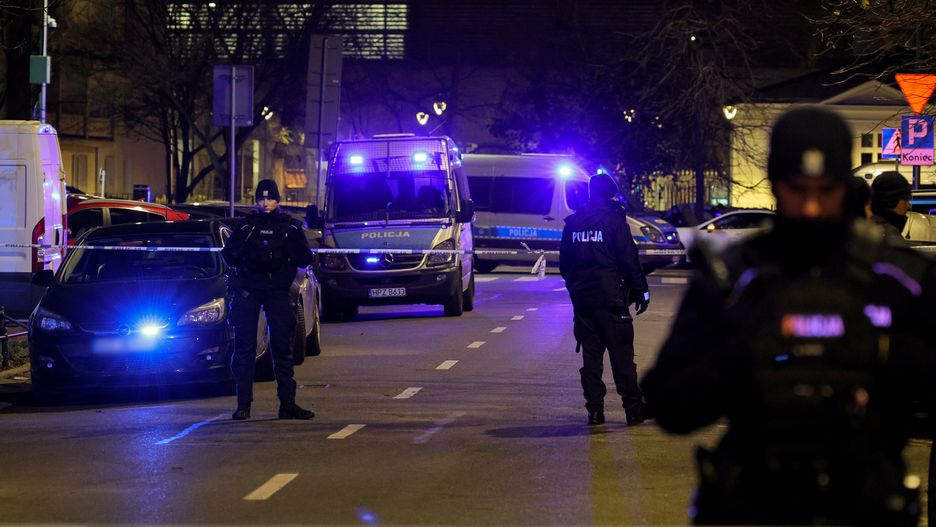 Warszawa, 23.11.2024. Policja przed budynkiem przy ul. Inżynierskiej 6 na warszawskiej Pradze, 23 bm. Podczas zatrzymania agresywnego mężczyzny z maczetą jeden z funkcjonariuszy użył broni służbowej na skutek czego ranny został inny policjant. Funkcjonariusz zmarł w szpitalu. (jm) PAP/Paweł Supernak ***Do tego materiału zdjęciowego dostępna jest również depesza w systemie CSI, pt.: Warszawa/ Zmarł policjant postrzelony podczas interwencji (aktl.)***